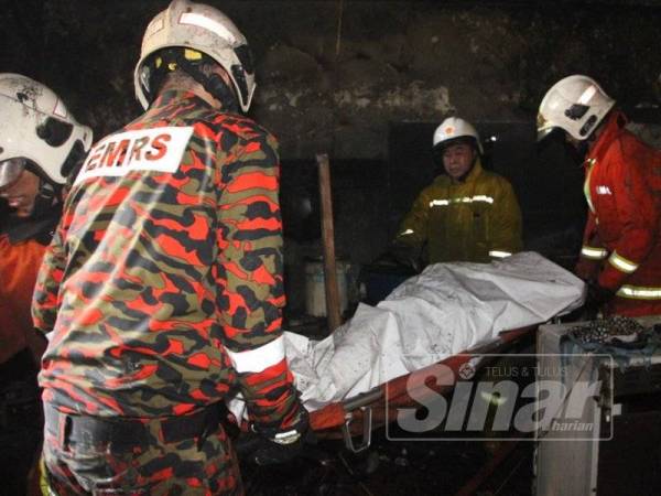 Mangsa seorang warga emas ditemui rentung dalam kebakaran sebuah rumah kedai di Jalan Pekan, Salak Selatan, Kuala Lumpur, pagi tadi.
