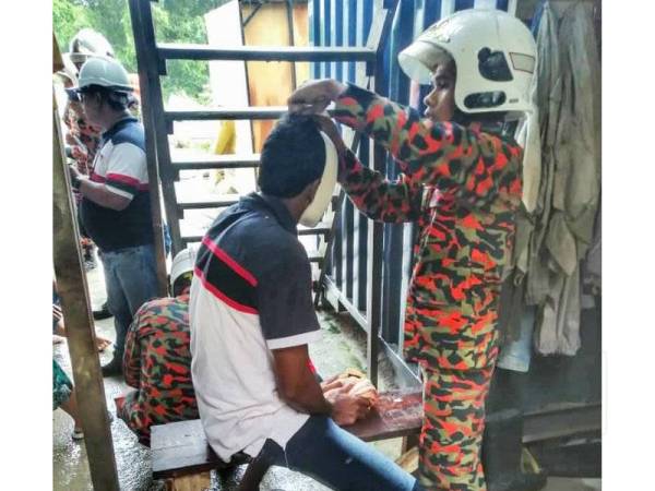 Salah seorang mangsa diberi rawatan awal oleh anggota bomba.