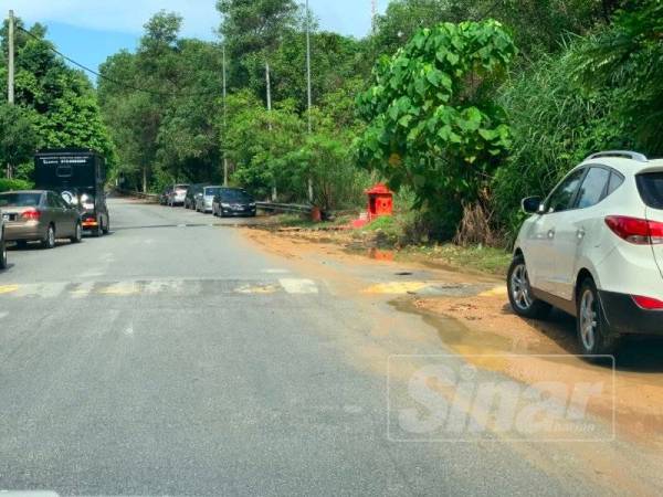 Kesan banjir lumpur akibat daripada limpahan dari longkang kecil.
