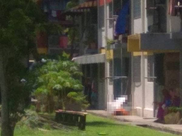 Mangsa berusia 29 tahun maut selepas dipercayai terjatuh dari tingkat empat perumahan awam di Salak Selatan, Kuala Lumpur, tengah hari semalam.