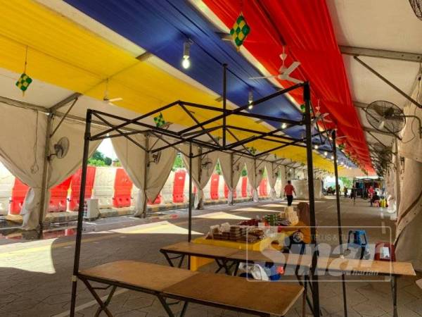 Masih ada peniaga yang melakukan persediaan.