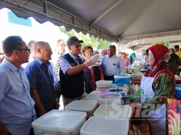 Ahmad Faizal ketika meninjau keadaan Bazar Ramadan Tapah, hari ini.