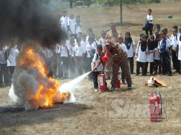 Antara aktiviti yang dijalankan sempena kempen keselamatan anjuran Repsol Oil & Gas Malaysia di SMK Saujana, Setiu.