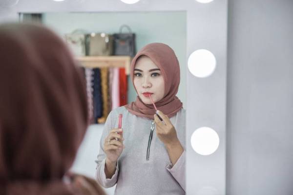 Tidak batal puasa apabila memakai gincu bibir pada siang hari Ramadan asalkan kita tidak menelannya masuk ke dalam rongga. -GAMBAR HIASAN.