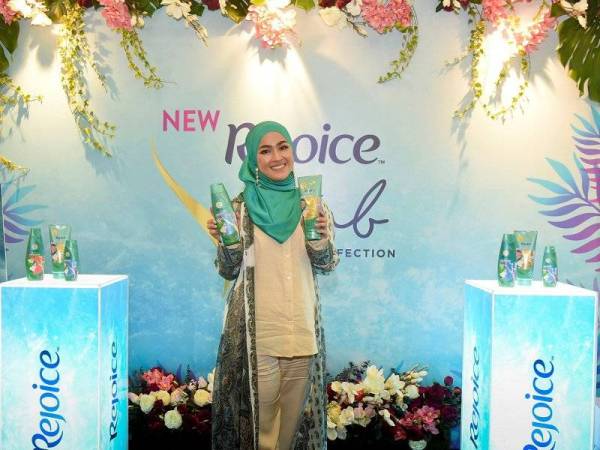 Elfira Loy bergambar bersama produk baharu Rejoice Hijab Perfection Series