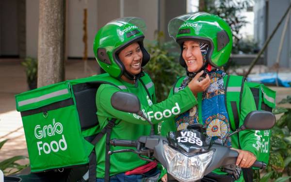 Ira bersama rakan sekerja, Nazleen Zulkifle, 36, yang berhati kental dan tidak mudah patah semangat saat dimarahi pelanggan.