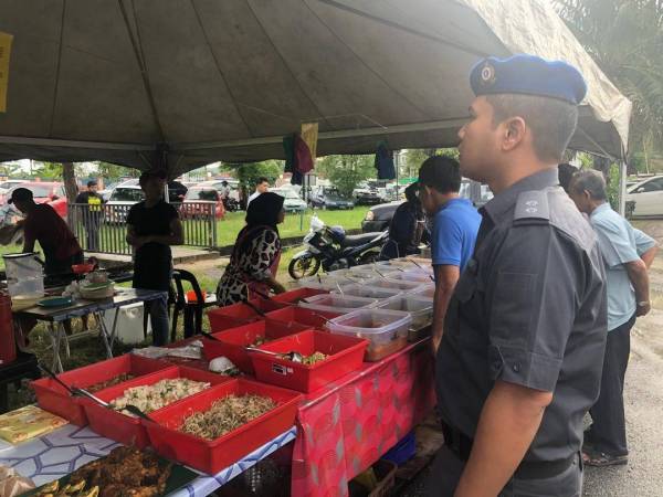 Pegawai penguat kuasa menjalankan pemeriksaan gerai di Bazar Ramadan Persiaran Wawasan Kangar Perlis, semalam.