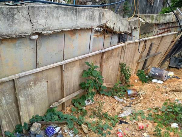 Hafnizani membina benteng konkrit sementara berikutan bimbangkan keselamatannya.