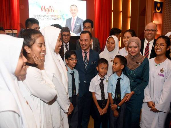 Dr Maszlee (tengah) beramah mesra dengan para pelajar selepas Majlis Himpunan Keluarga Besar Kementerian Pendidikan hari ini. -Foto Bernama