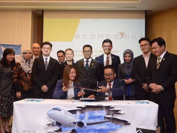 Ahmad Faizal (lima dari kanan) menyaksikan majlis menandatangani perjanjian di antara Scanda Sky dan MAB dalam satu majlis di sebuah hotel di Ipoh hari ini. FOTO - PEJABAT MENTERI BESAR PERAK