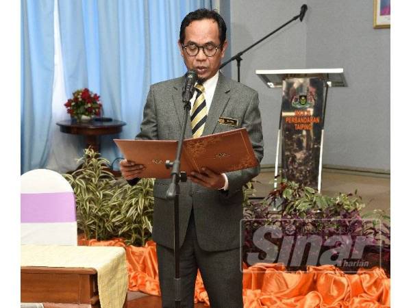 Borhan sewaktu mengangkat sumpah di majlis perlantikan beliau sebagai YDP MPT baharu di Dewan Teratai MPT hari ini.