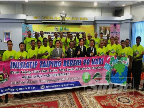 Borhan (lapan, kanan) bersama Choo Kiong(tujuh kanan) menyempurnakan majlis perasmian Program Insiatif Taiping Bersih 90 Hari dilancarkan MPT bermula hari ini.