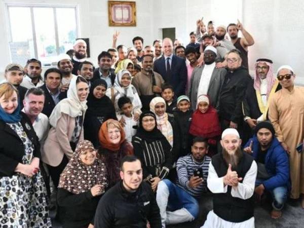 Lawatan Kerabat Diraja Britain, Putera William (tengah) dan Perdana Menteri, Jacinda Ardern ( tiga dari kiri) sedikit sebanyak meredakan kebimbangan ancaman umat Islam di Masjid Linwood. - Foto Stuff