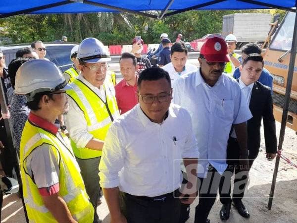 Amirudin diberi penerangan tentang kerja-kerja pembaikan tiga paip utama yang pecah berhampiran Projek West Coast Expressway Banting-Taiping hari ini.