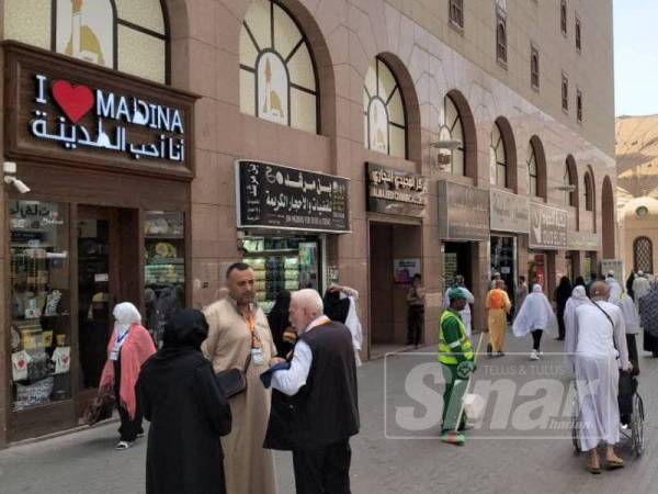 Deretan kedai bersebelahan pintu masuk Masjid Nabawi.