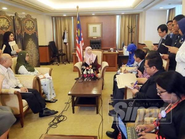 Wawancara bersama Timbalan Perdana Menteri, Datuk Seri Dr. Wan Azizah Wan Ismail bersama media di Parlimen. - Foto Sinar Harian/Rosli Talib