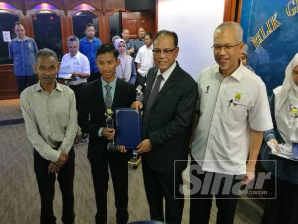 Abdul Manaf teruja menerima biasiswa tersebut daripada Menteri Besar Pahang, Wan Rosdy Wan Ismail.