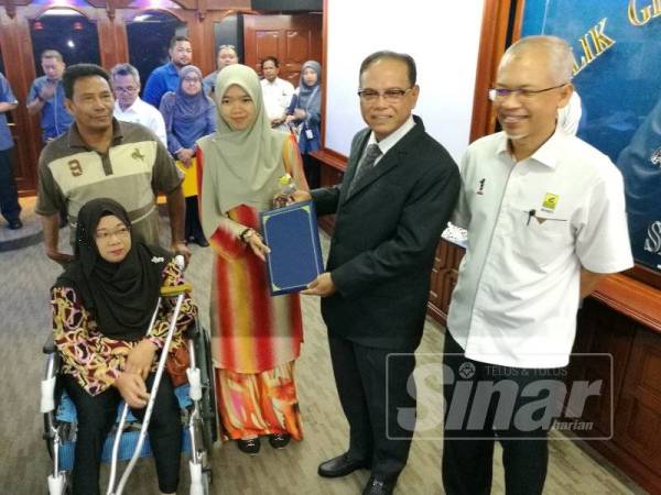 
Nur Aqilah Atikah teruja menerima biasiswa BKMB tersebut daripada Wan Rosdy di Wisma Pahang di sini hari ini.