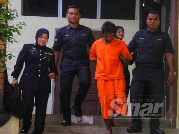 Suspek dibawa keluar dari Mahkamah Temerloh hari ini selepas dikenakan reman lima hari bermula hari ini.