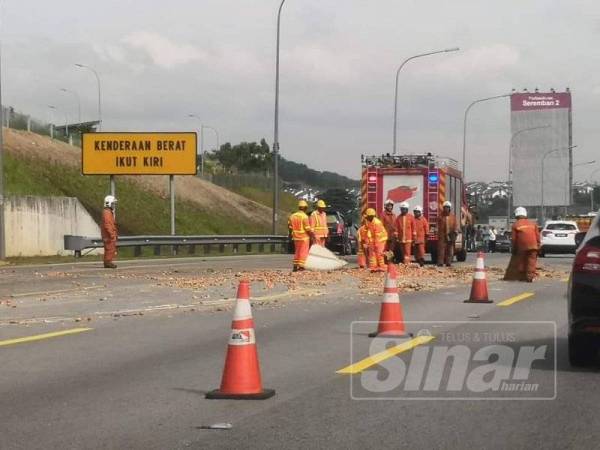 Pasukan bomba sedang membersihkan telur yang bertaburan akibat kemalangan hari ini.
