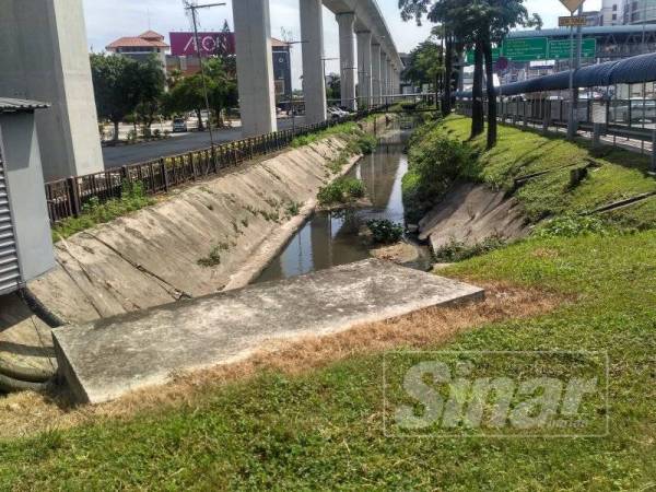 Prasana masih menggunakan sistem saliran tiga kekotak yang dilihat melambatkan pengaliran air sehingga menyebabkan banjir sewaktu hujan lebat.
