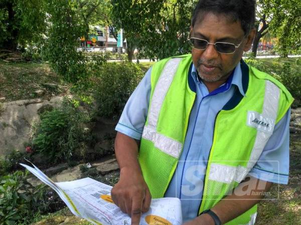 Francisco menunjukkan lakaran peta projek baharu tersebut.