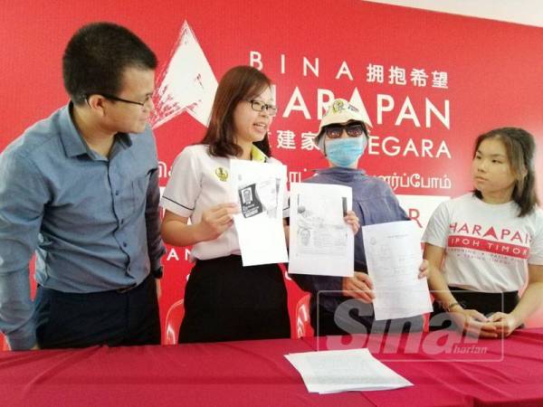 Lee (dua, kanan) ketika ditemui pada sidang media bersama Adun Canning, Jenny Choy Tsi Jen di Wisma Impian, hari ini.