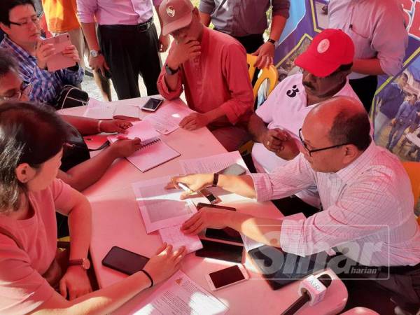 Izham ketika sidang media di Pusat Khidmat Setempat (PKS), Tapak Parkir, Taman Rakyat, Jalan Tun Dr Ismail, Taman Sri Andalas, Klang di sini.