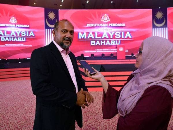 Menteri Komunikasi dan Multimedia Gobind Singh Deo pada temu bual dengan wartawan Bernama semasa meninjau persiapan dan raptai Perutusan Perdana Setahun Malaysia Baharu oleh Perdana Menteri Tun Dr Mahathir Mohamad yang dijadualkan esok di Pusat Konvensyen Antarabangsa Putrajaya (PICC) hari ini. - Foto Bernama