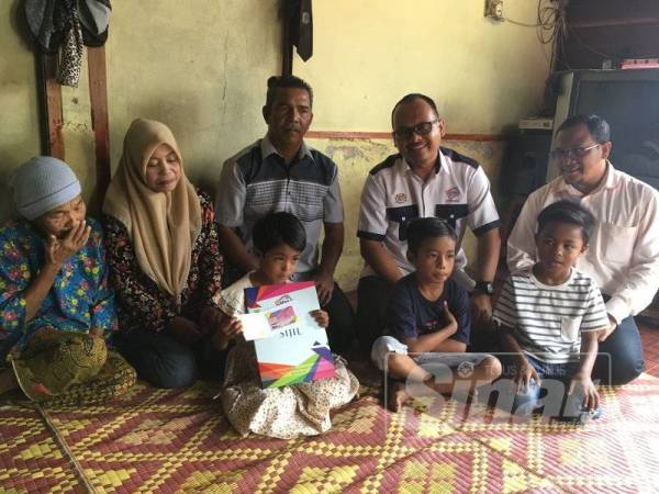 Majlis penyerahan sijil kelahiran oleh JPN Melaka kepada seorang kanak-kanak, Izara Hazreen Mohd Hafis, 6 di Kampung Batang Tiga, Klebang, Melaka.