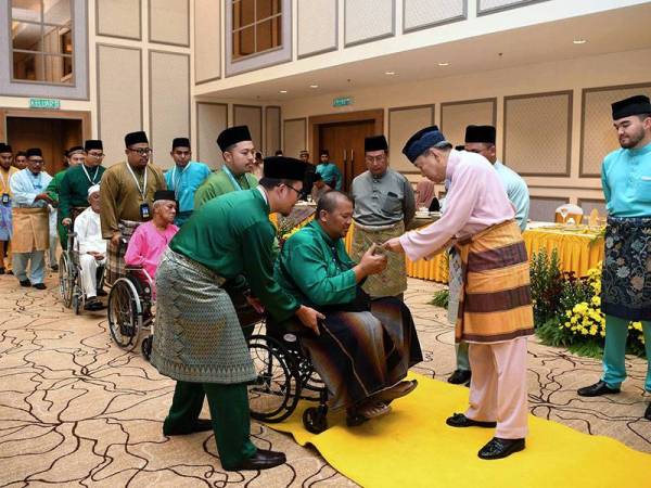 Sultan Selangor Sultan Sharafuddin Idris Shah (kiri) berkenan menyampaikan sumbangan Hari Raya kepada 72 orang asnaf fakir, 394 orang miskin serta 77 orang asnaf pada Majlis Berbuka Puasa (Ihya' Ramadhan) Bersama Rakyat Dan Penyampaian Sumbangan Hari Raya 1440 Hijrah di Masjid Sultan Salahuddin Abdul Aziz Shah hari ini. - Foto Bernama
