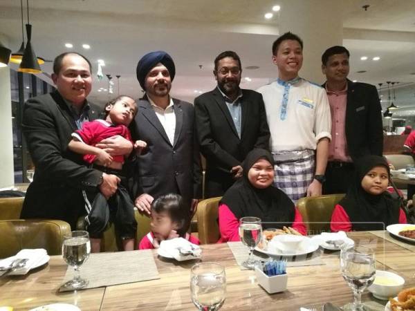 Gagan (dua,kiri) bersama barisan pengurusan hotel sempat menyantuni pelajar PDK yang hadir pada majlis berbuka puasa di Hotel Renaissance Johor Bahru, hari ini.