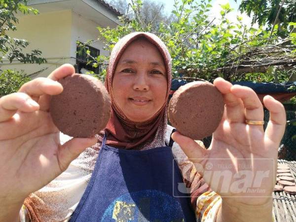 Muji mengusahakan belacan secara kecil-kecilan di Pantai Geting.