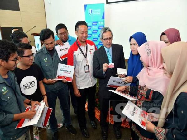 Dr Daing Nasir Ibrahim bersama mahasiswa UMP yang menerima inisiatif wang saku yang diperkenalkan MyGift UMP sumbangan Agrobank.