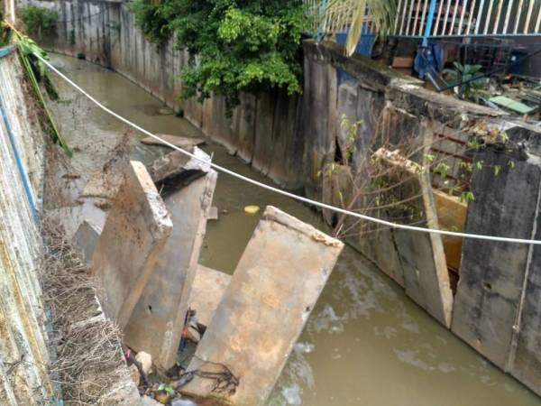 Keadaan tebing longkang monsun berkenaan yang runtuh sejak dua minggu lalu.