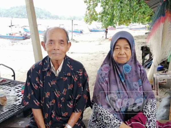 Hasshim bersama isterinya, Salbiah.