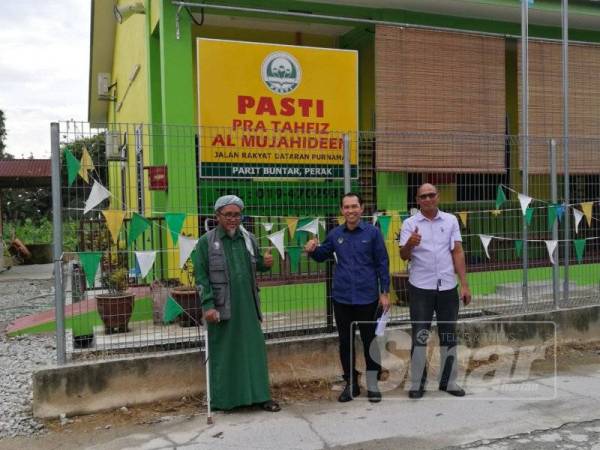 Berbeza fahaman politik tidak menghalang Abdul Yunus (tengah) untuk membantu Pasti diusahakan Fakhrurrazi (kiri).
