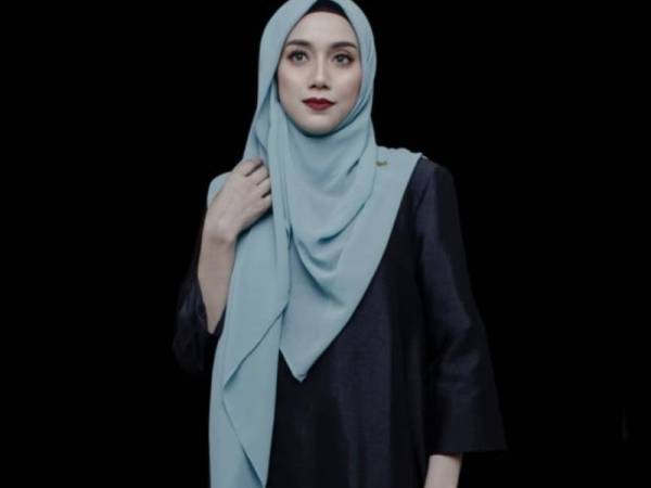 Mia Ahmad, menggayakan NUR Snap-On Instant Square.