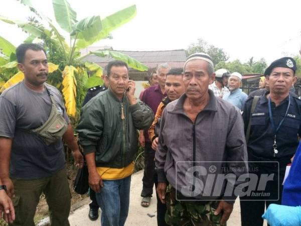 Hamid sedih menerima berita kematian anaknya, Siti Nor Hanim yang maut dirempuh kereta di Kampung Pasir Puteh.