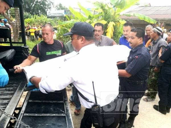 Mayat Siti Nor Hanim Alya dibawa ke Hospital Tumpat selepas meninggal dunia di lokasi kejadian di Kampung Pasir Puteh, Tumpat.