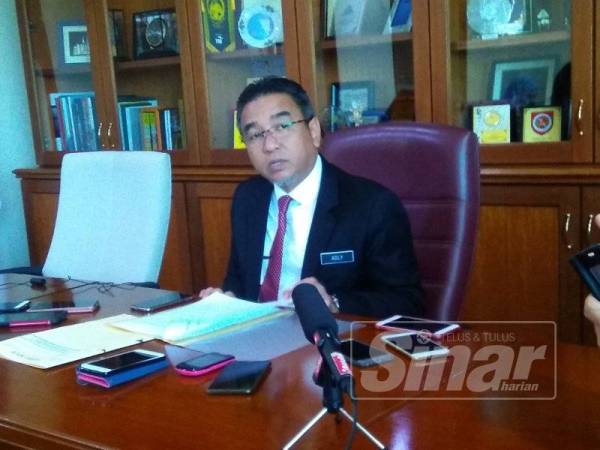 Adly ketika mempengerusikan mesyuarat Exco kerajaan negeri di Seri Negeri, di Ayer Keroh, di sini hari ini.