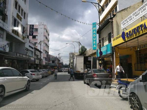 Antara kenderaan diletak di tepi jalan sekitar kawasan bandaraya Johor Bahru.