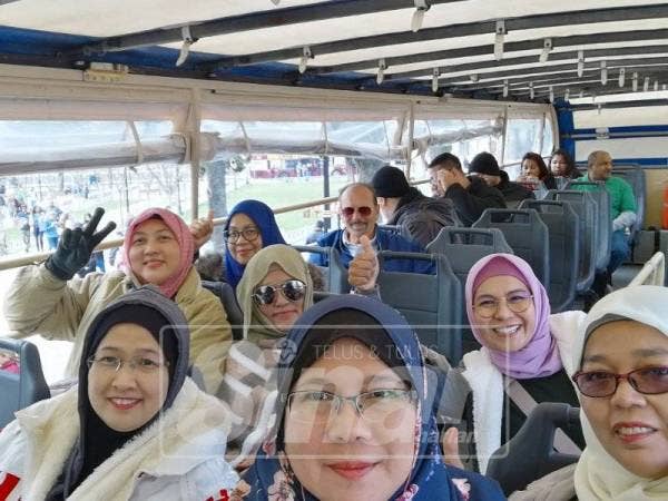 Peserta rombongan menaiki bas hip hop mengelilingi sekitar bandar.