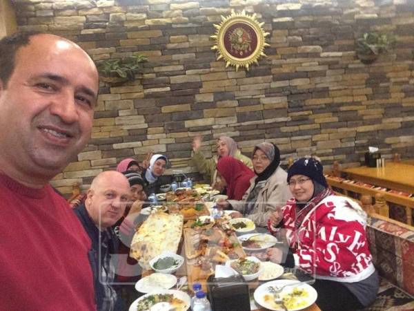 Peserta rombongan menikmati makan tengahari di restoran di Istanbul.