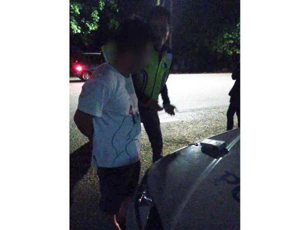 Pemandu tersebut ditahan kerana memandu kereta di bawah pengaruh alkohol yang melebihi had.
