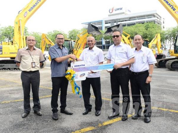 Dr.Sallehuddin menyerahkan replika kunci jentera berat kepada wakil PTG negeri Pahang.