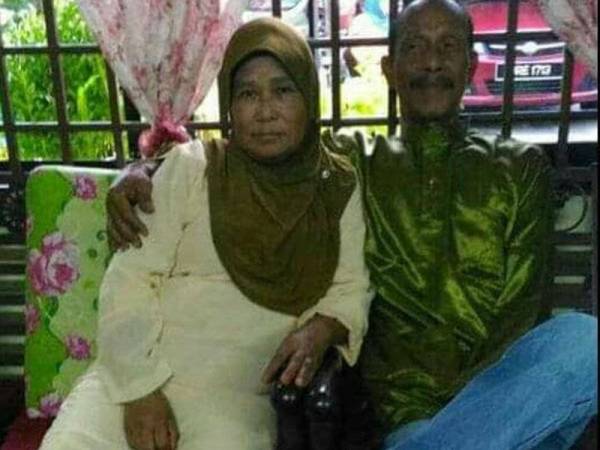 Mahabob bersama isterinya Besah menyambut Aidilfitri bersama pada tahun lepas. 