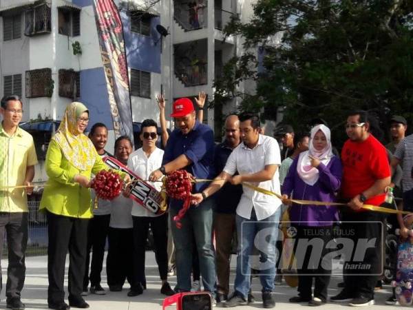 Afif ketika melancarkan Tuna Skate Plaza di Seberang Jaya, baru-baru ini.
