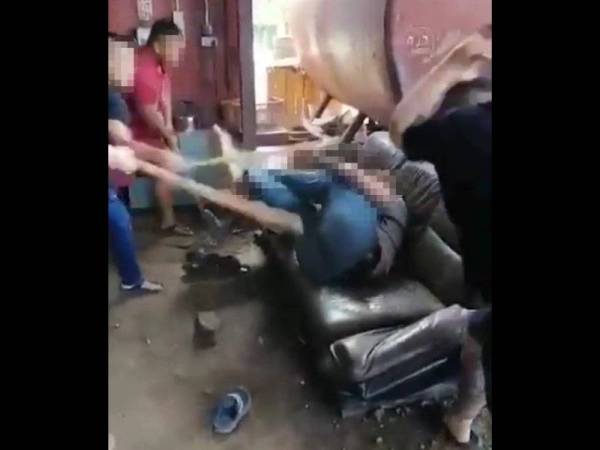 Rakaman video memaparkan beberapa individu memukul tiga pemandu lori di bilik stor syarikat pembinaan kerana dikatakan mencuri minyak diesel lori.