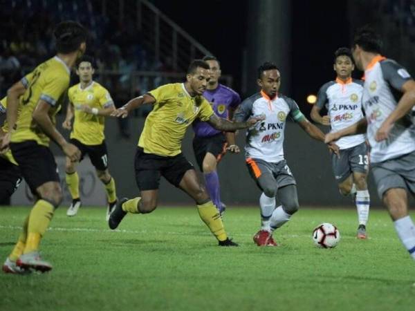 Pemain PKNP FC, Hafiz Ramdan mengawal bola walaupun cuba diasak pemain import Perak, Leandro Dos Santos pada aksi suku akhir pertama 3 Mei lalu. - Foto PKNP FC